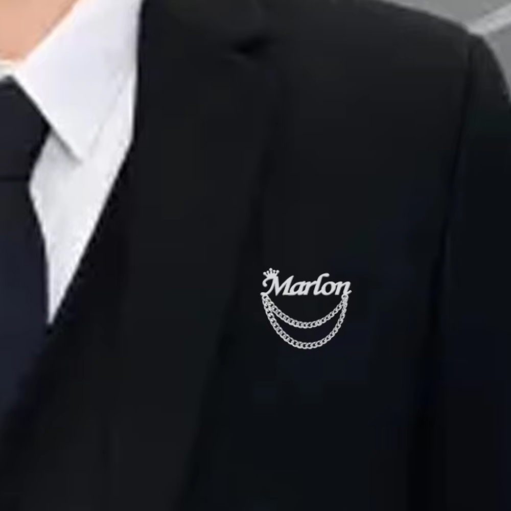 Personalized Name Brooch Custo - Tuxedo Lapel Pin recension och pris