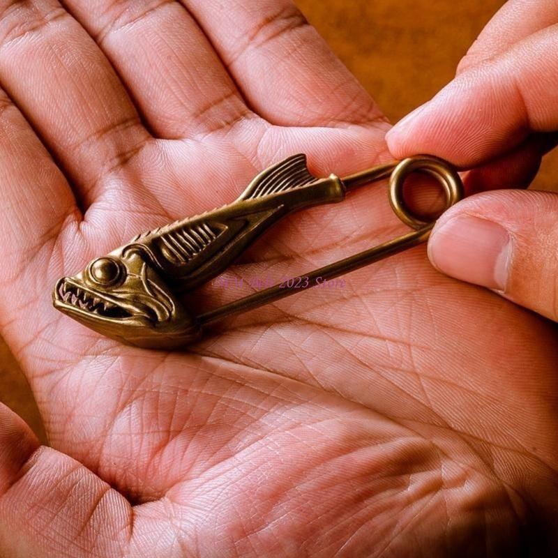 49ME Delicate Fish Head Inspir - Tuxedo Lapel Pin recension och pris